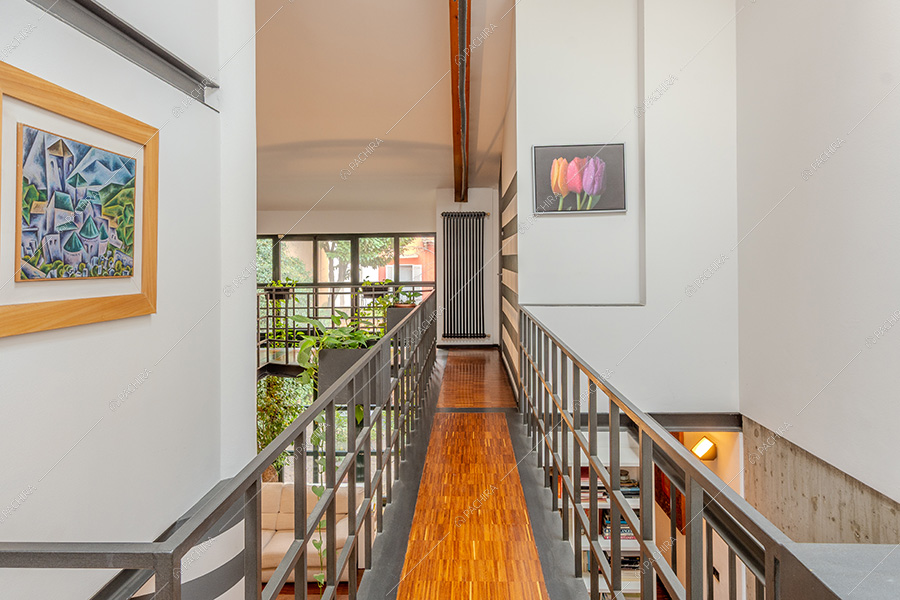 Corridoio del loft Kiku, location in stile moderno a Milano