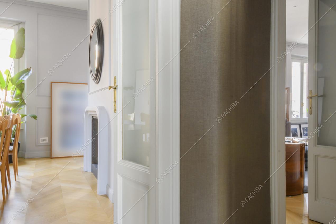 Pavimento in parquet e pareti bianche nella zona giorno