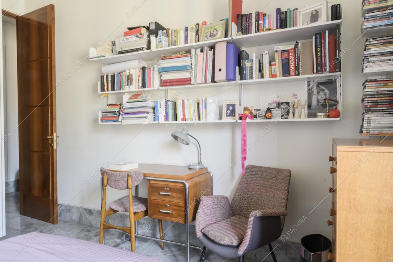 Libreria con scrivania e sedie di design