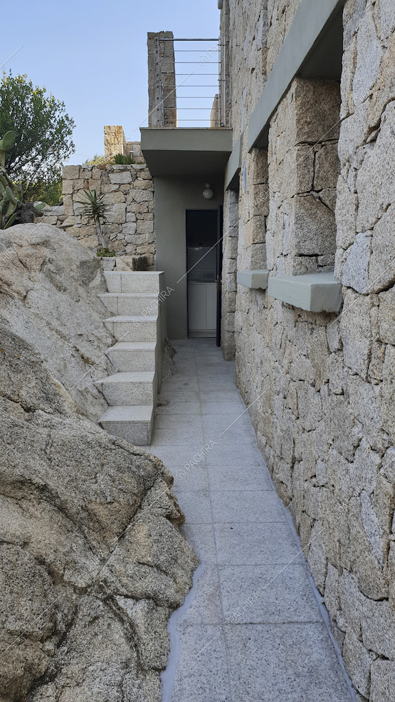 Angolo tra le pareti in pietra della villa e la roccia naturale