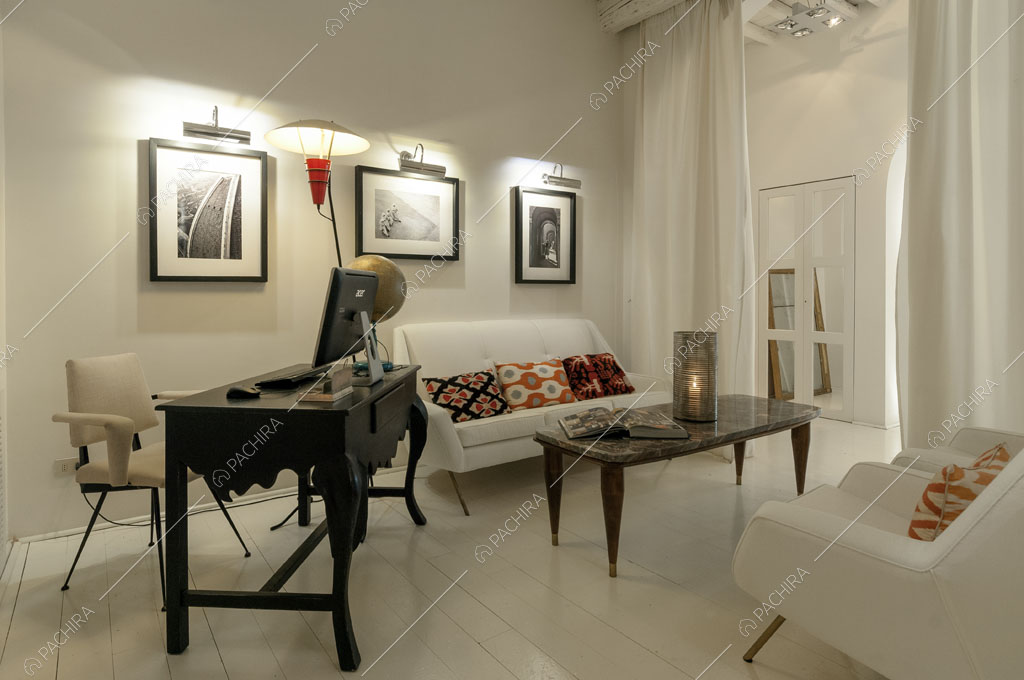 Sala d'attesa con divanetti bianchi dell'hotel McKinley, location in stile classico a Firenze