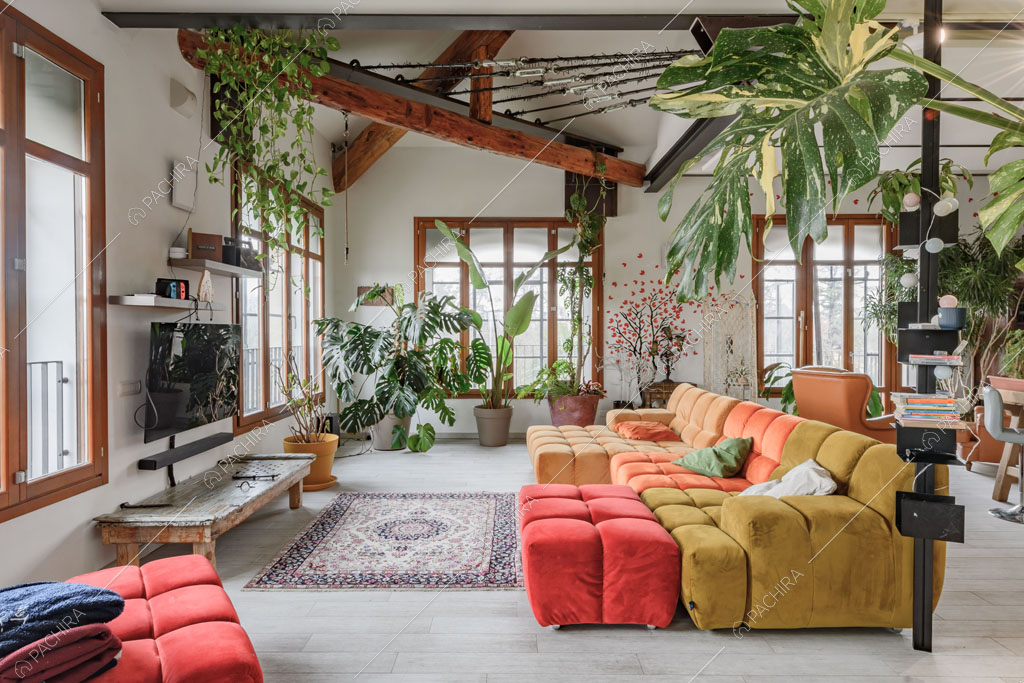 Salotto con travi a vista sul soffitto del loft Ostro, location in stile contemporaneo a Milano