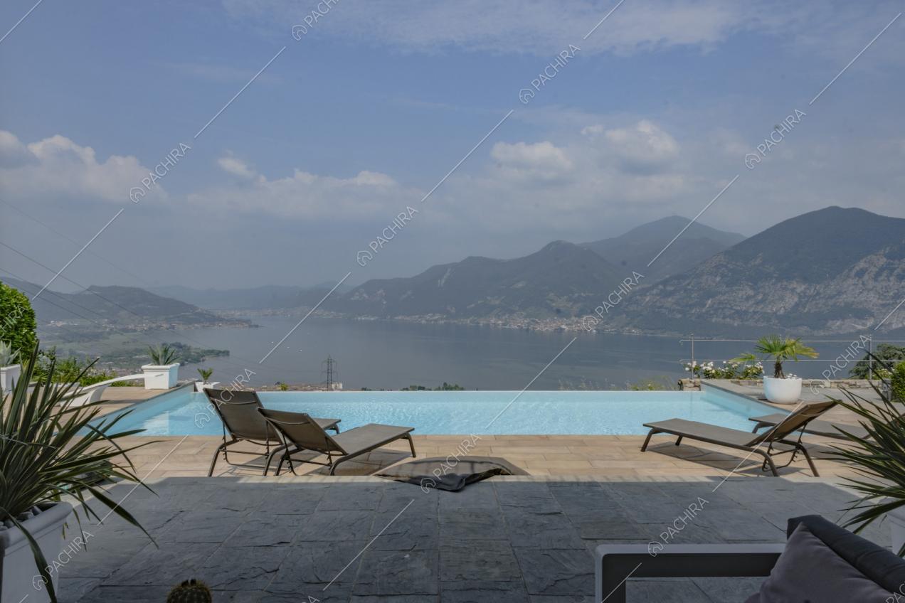 La spettacolare vista sul lago che si ammira dal patio