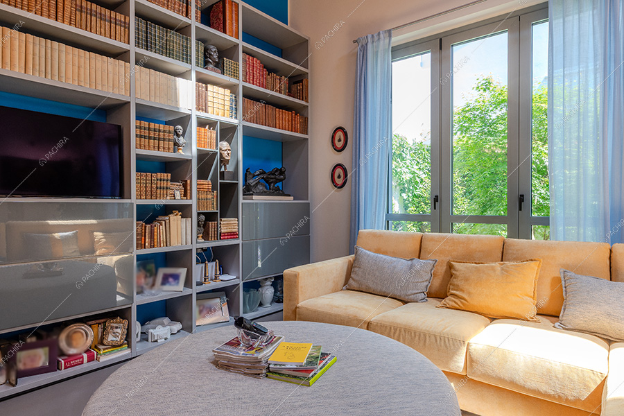 Soggiorno del loft in stile eclettico Maqui, location per shooting a Milano