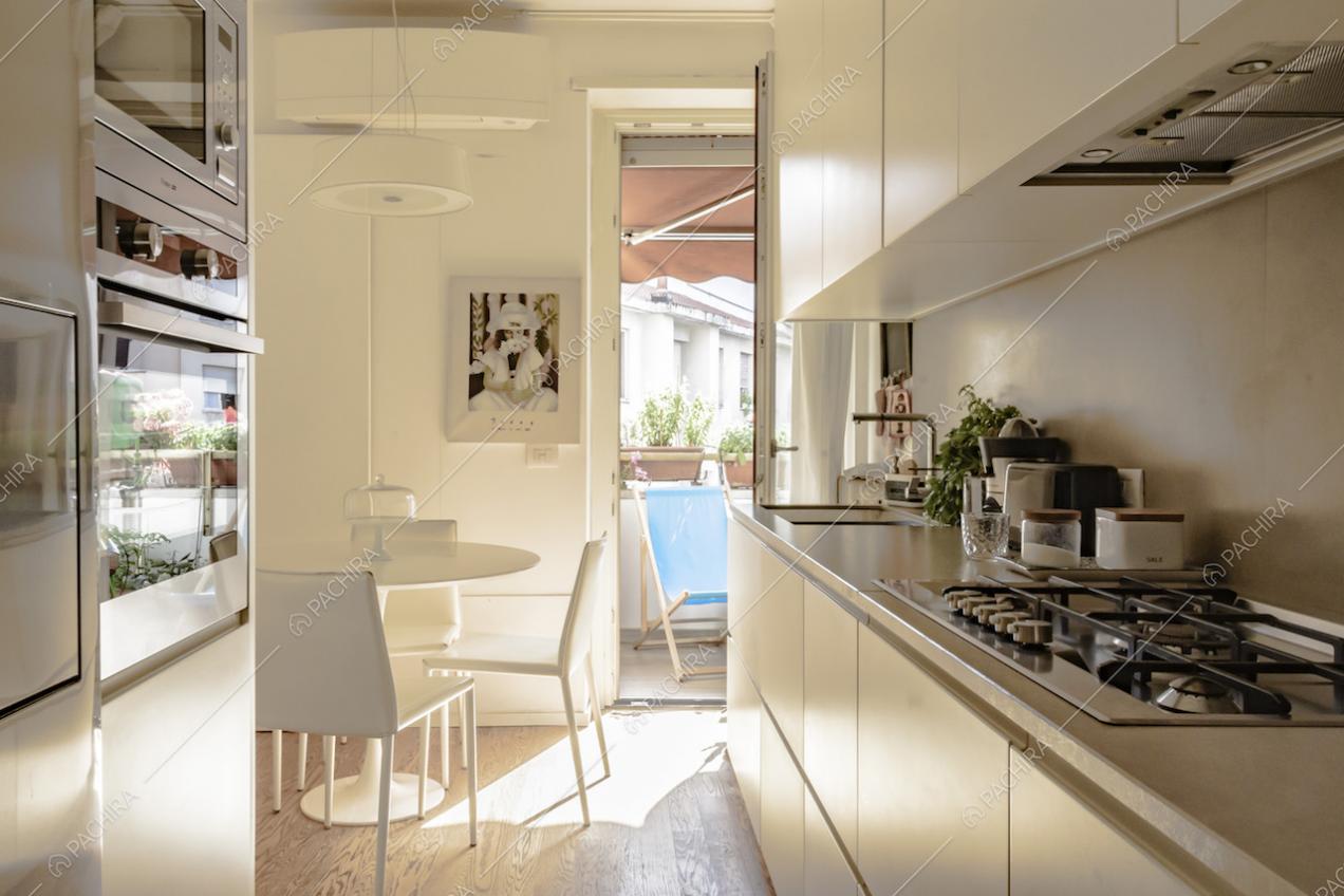 Cucina con forno e fornelli a gas