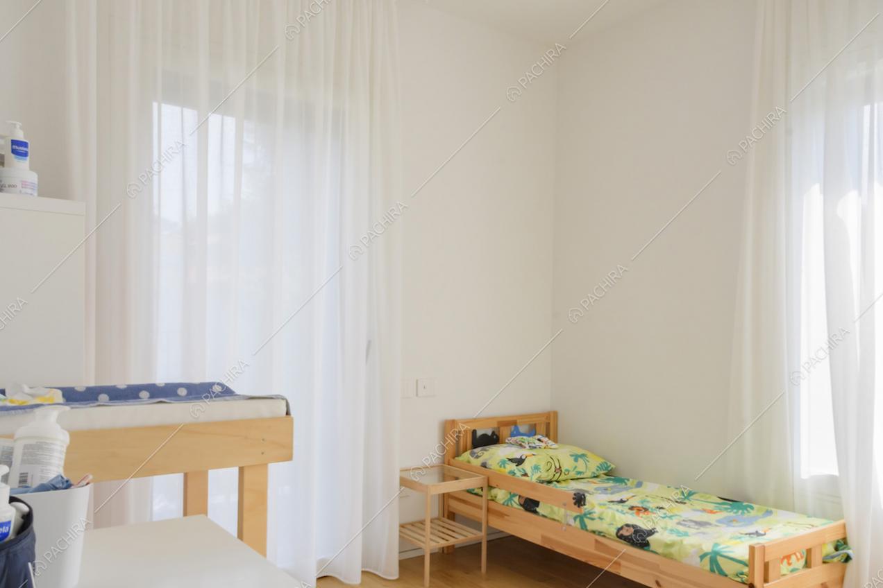 Lettino in legno per bambino e fasciatoio