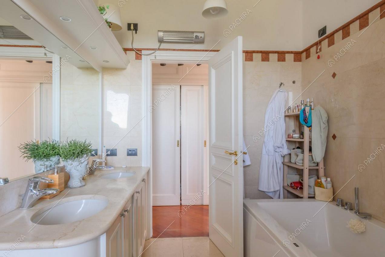 Vasca nel bagno con grande specchio e doppio lavandino