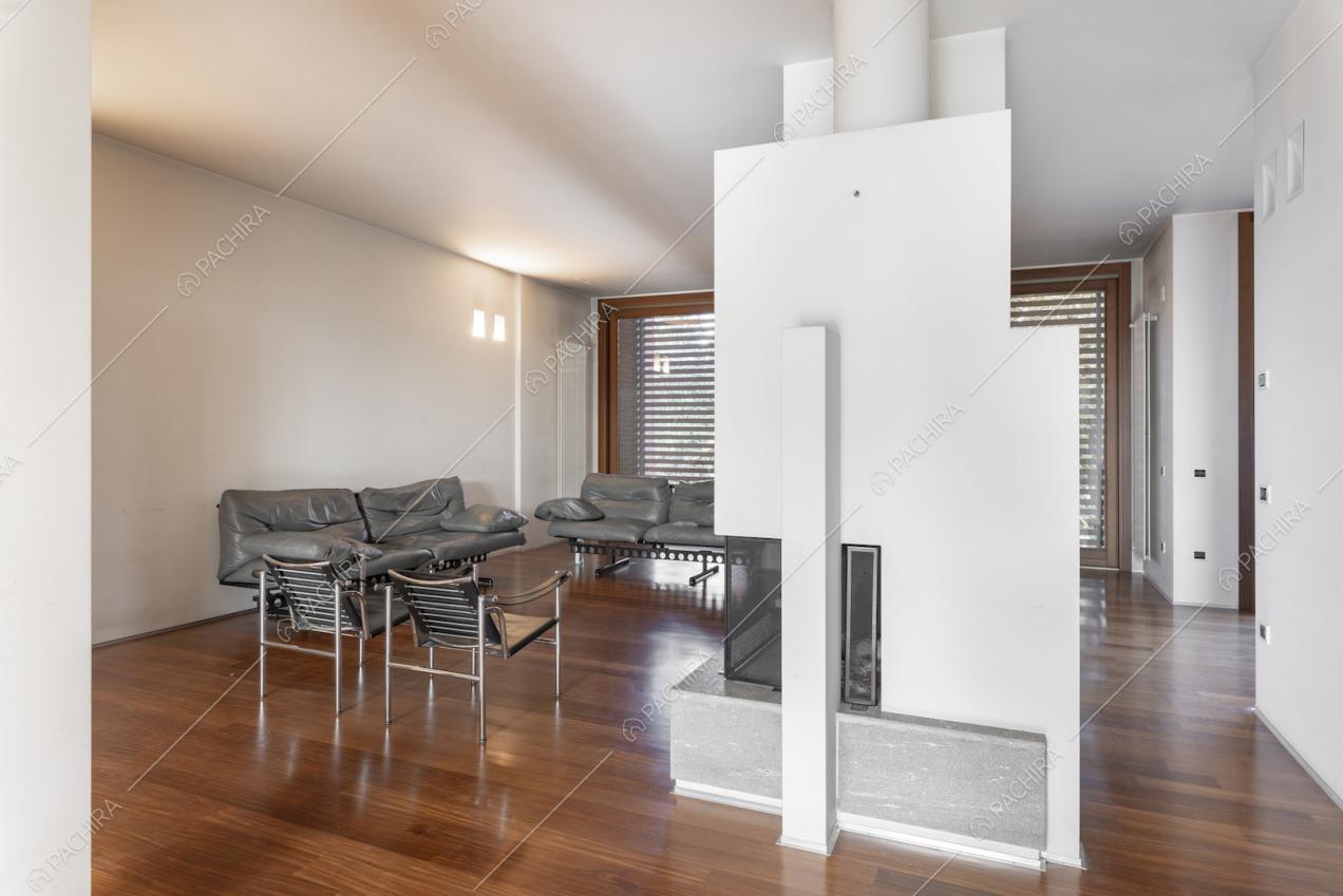 Salottino in stile minimal e pavimento in parquet lucido