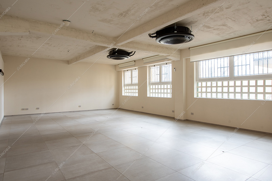 Sala dell'espositivo Tipuana, location in stile contemporaneo a Milano