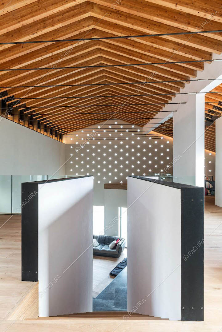 Dall'atrio con pavimento in parquet scale che portano all'open space
