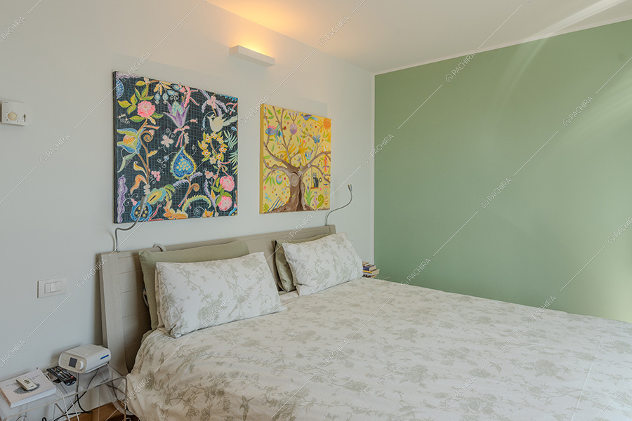 Camera da letto dell'appartamento Vardar, location in stile classico a Milano