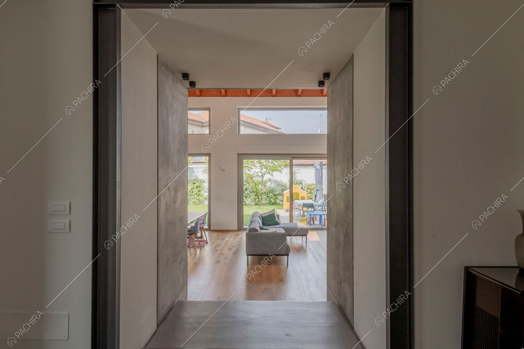 Corridoio della villa Eiger, location in stile moderno a Monza