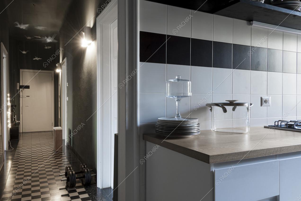 Scorcio sull'entrata della cucina dal corridoio