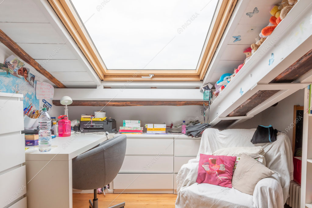 Lucernario sul soffitto della camera dei bambini dell'appartamento Uru, location in stile moderno a Roma