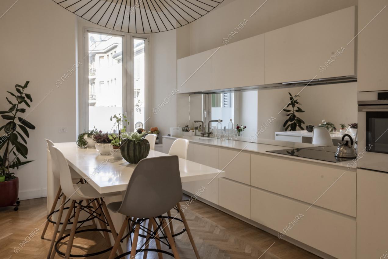 Cucina a parete con fornelli a induzione