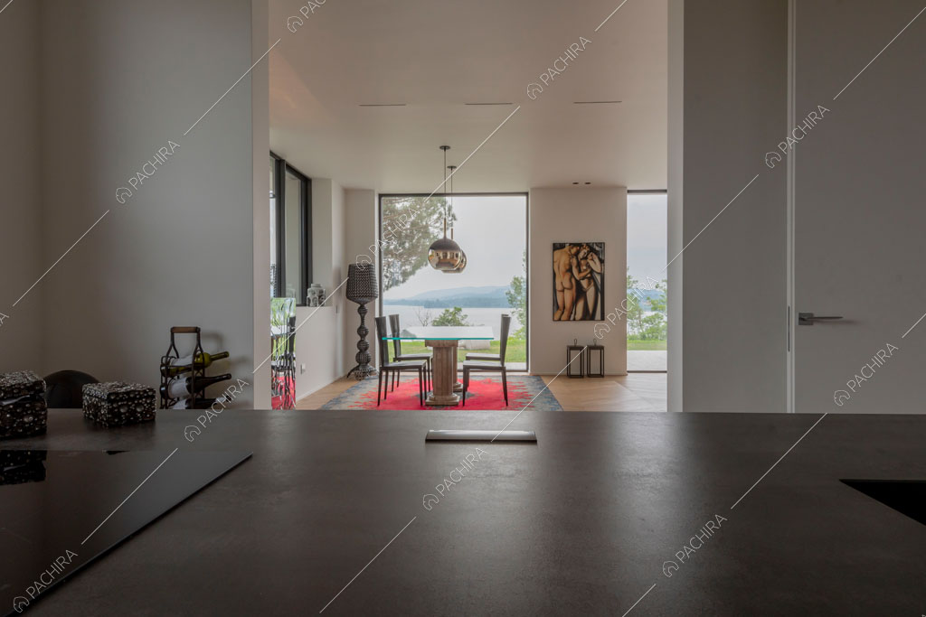 Isola con fornelli a induzione della villa Ladoga, location in stile contemporaneo a Varese