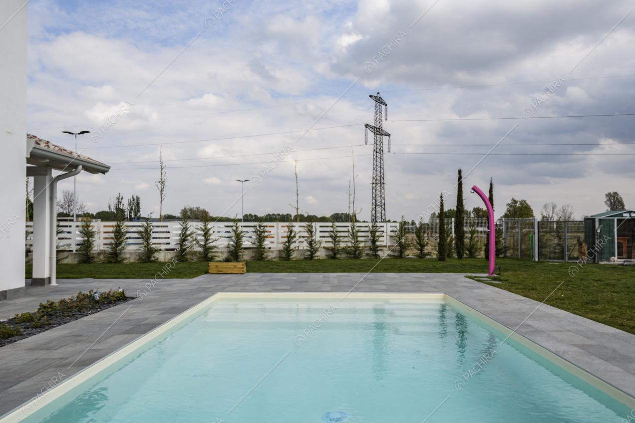La grande piscina della Location Pomelia