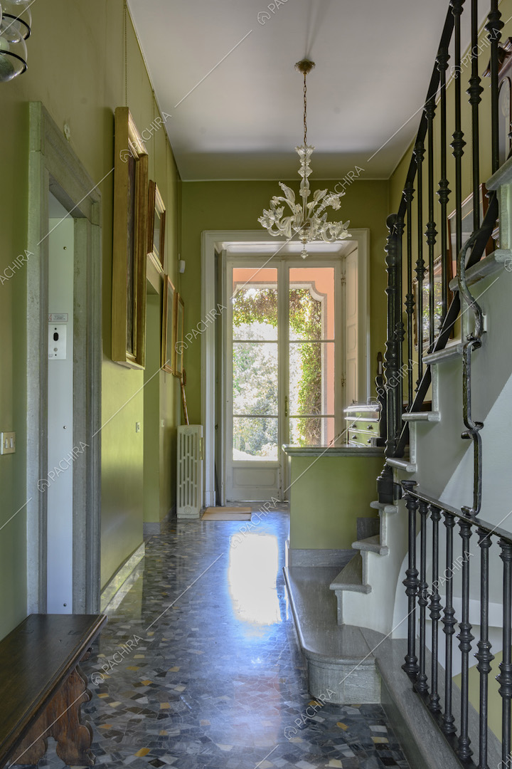 Angolo laterale della scala e luminoso corridoio