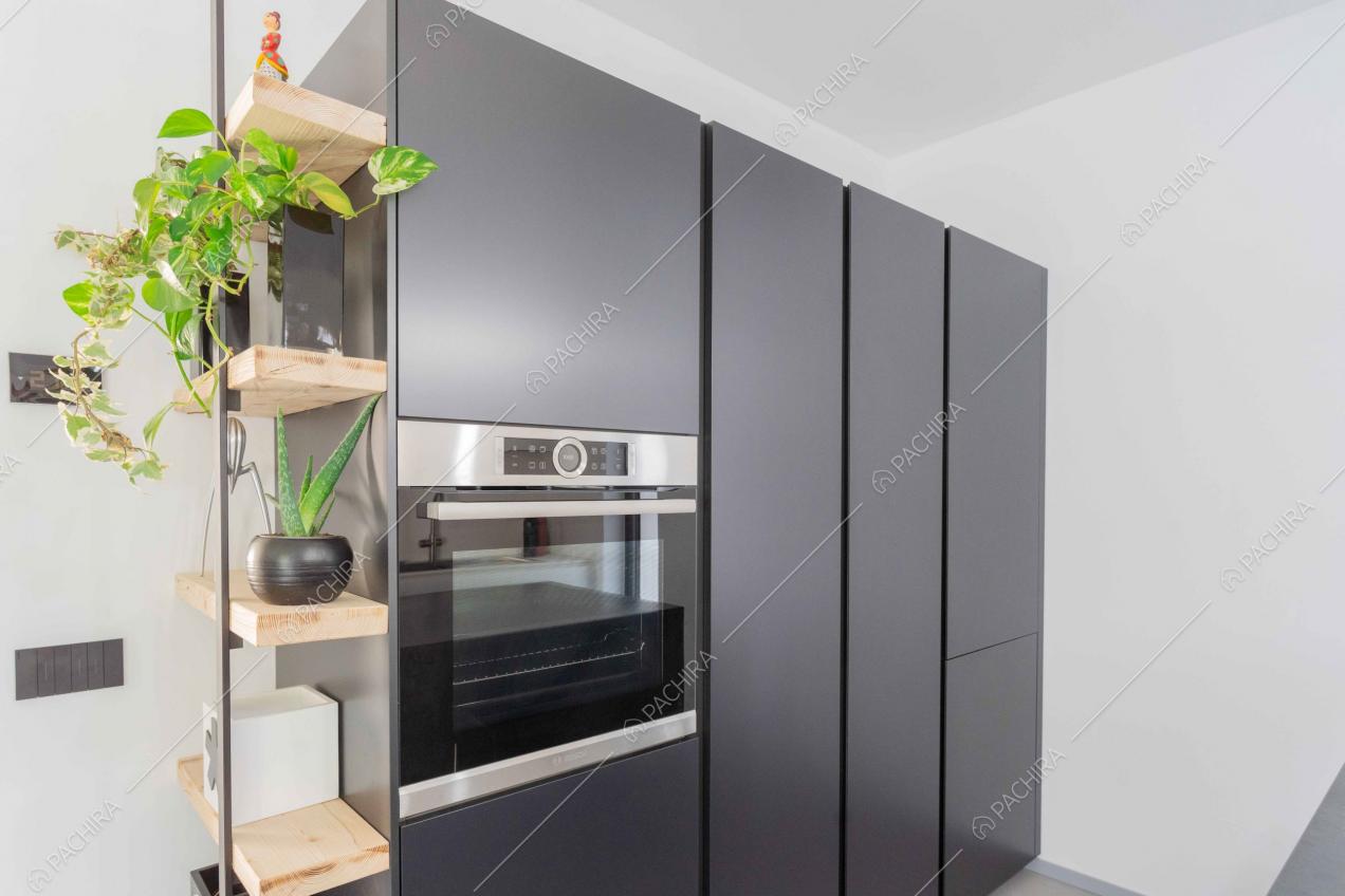 Armadi neri e ripiani in legno della cucina a isola
