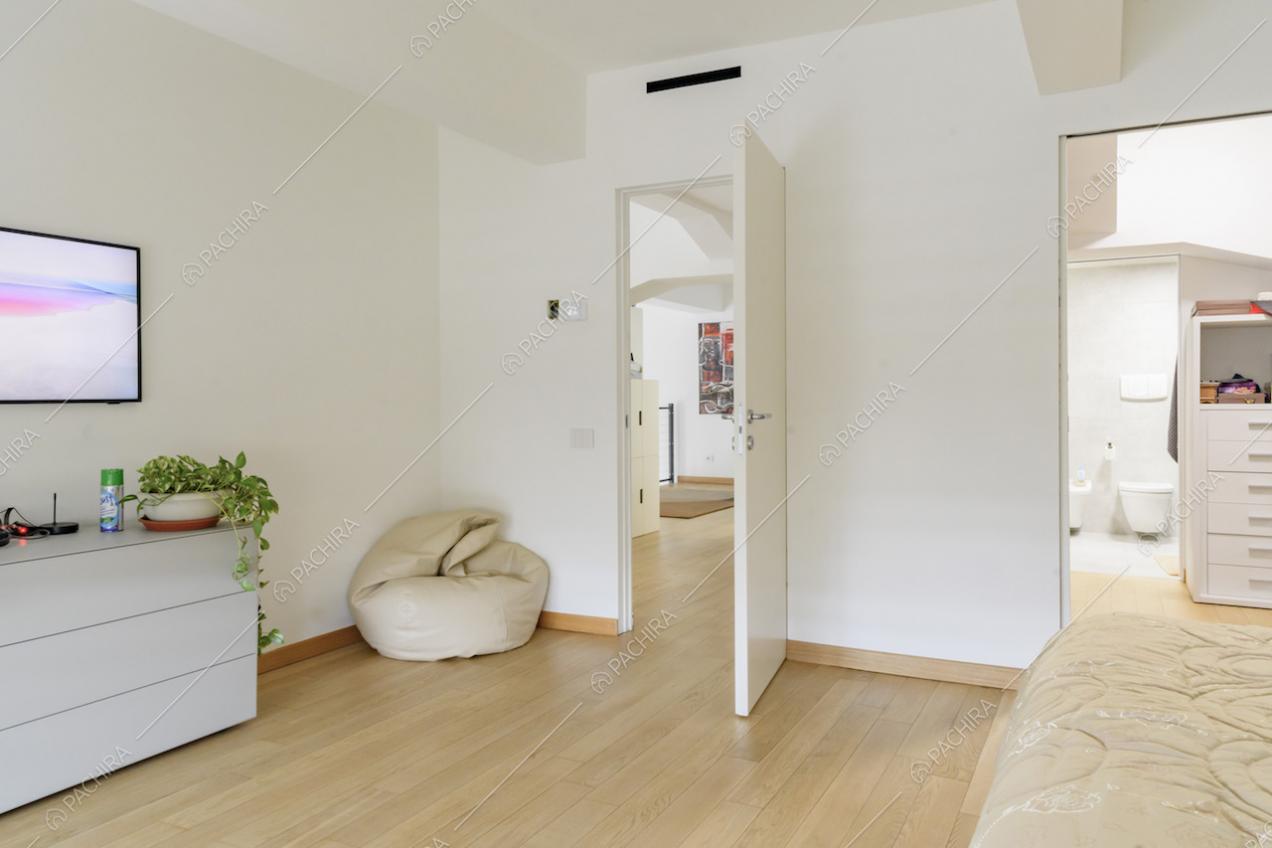 Dalla camera da letto vista sul soppalco e sulla cabina armadio e bagno privati