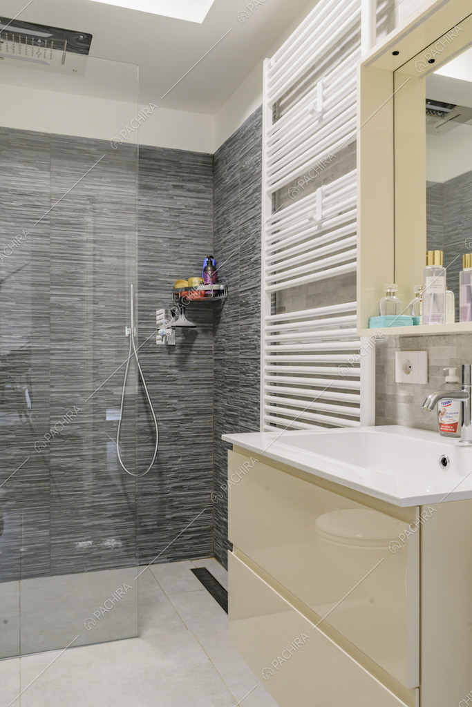 Bagno con box doccia con parete in vetro