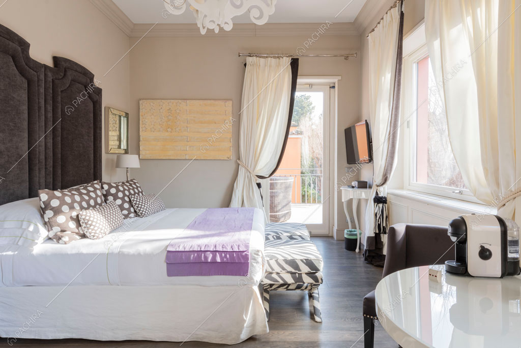 Camera da letto della villa Espero, location in stile contemporaneo a Roma