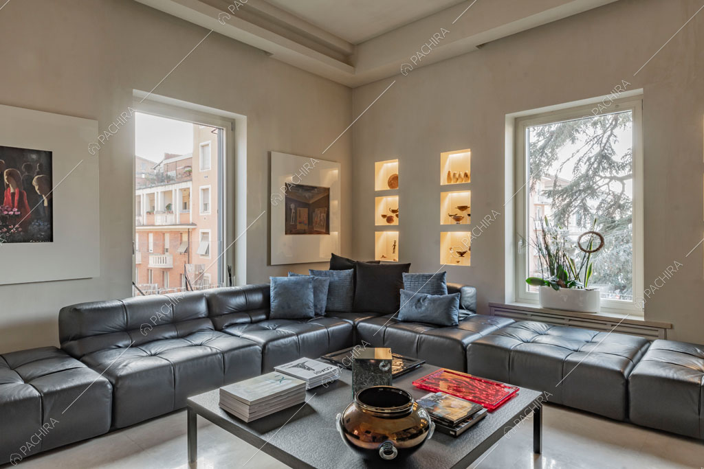 Pareti beige della zona living dell'appartamento Kamala, location in stile contemporaneo a Roma