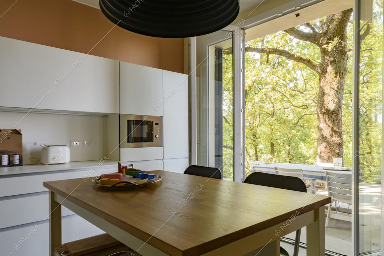 Cucina bianca con vista sulla terrazza