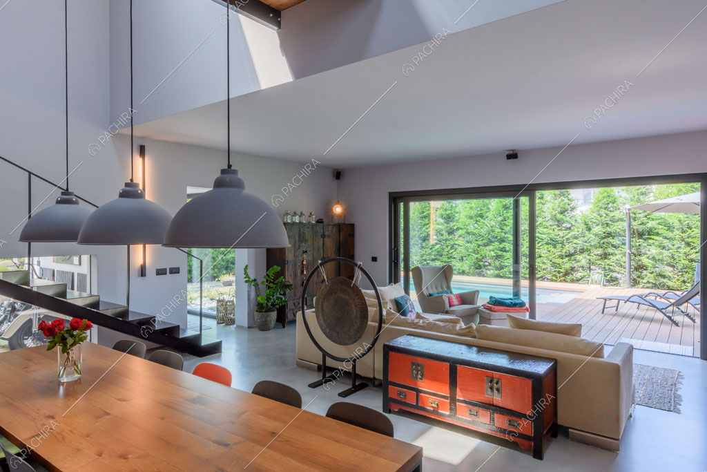 Vista sulla piscina dalla sala della villa Aral, location in stile contemporaneo a Monza