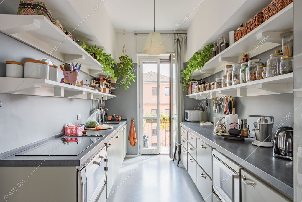 Cucina a parete dell'appartamento Beryl, location in stile contemporaneo a Milano