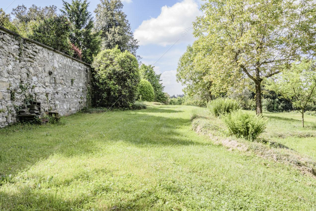 Muro in pietra nel parco della villa