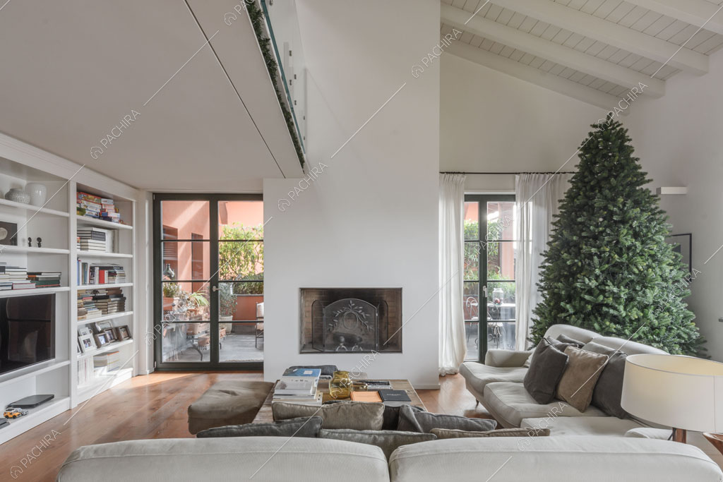 Zona living con camino della villa Roveja, location in stile contemporaneo a Como