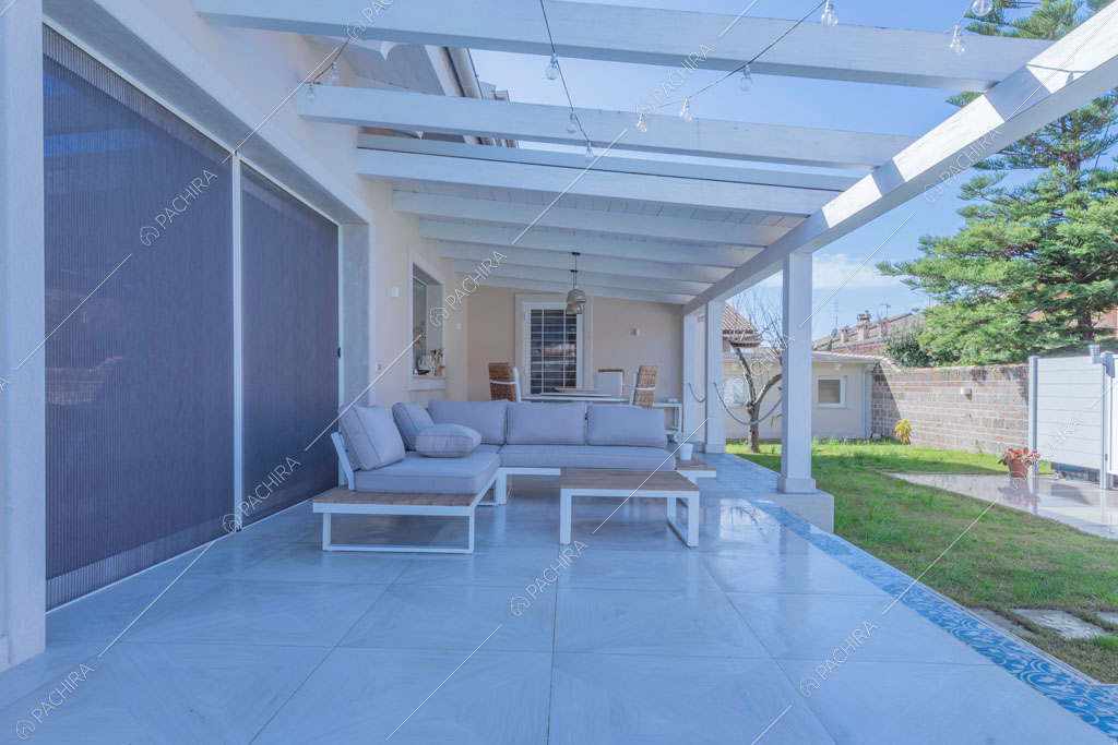 Veranda con divano della villa Colchito, location in stile contemporaneo a Roma