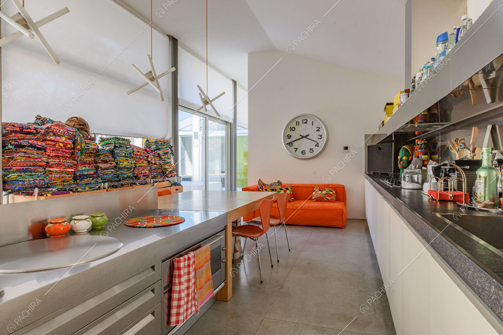 Cucina a isola del loft Inula, location in stile contemporaneo a Varese